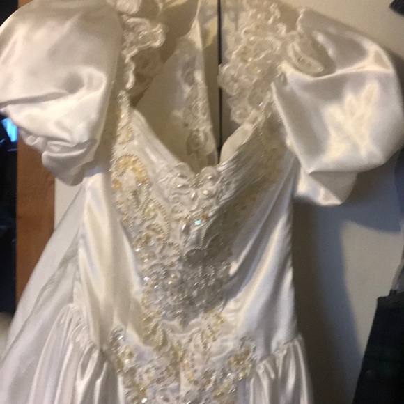 Vintage Alfred Angelo Beautiful Sequined Full Length Puff Sleeved Wedding Gown. - Picture 4 of 17